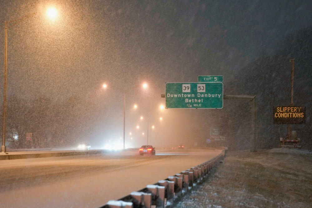 <p>Od ekstremno niskih temperatura stradalo je najmanje četvoro ljudi u Portlandu. U Viskonsinu je stradalo troje beskućnika, najvjerovatnije od hipotermije. Policija je u Kentakiju helikopterom pokušavala da izbavi kampere iz snježne oluje, a u Luizijani je pokušavala da pomjeri vozila sa zavijanih mostova i puteva</p>