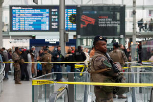 Napad nožem na stanici u Parizu, tri osobe ranjene, policija ne...