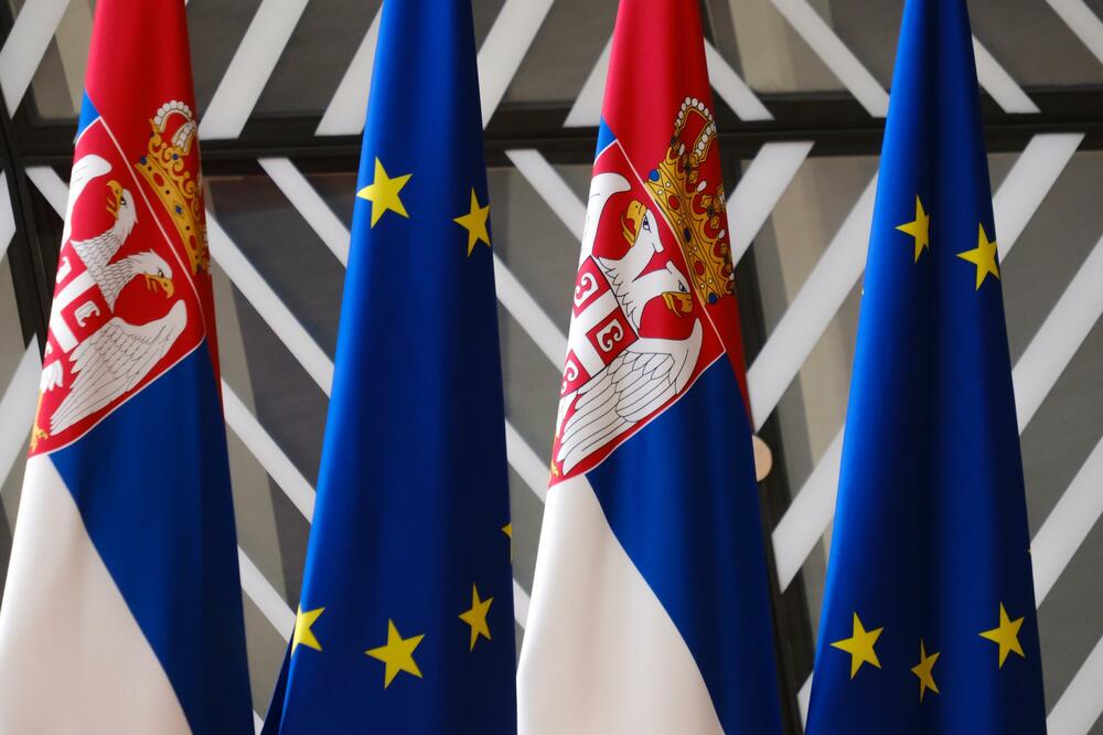 Zastave Srbije i EU (Ilustracija), Foto: Shutterstock
