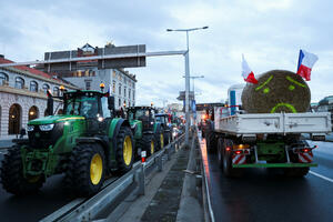 Prag: Ogorčeni poljoprivrednici sporom vožnjom na traktorima...