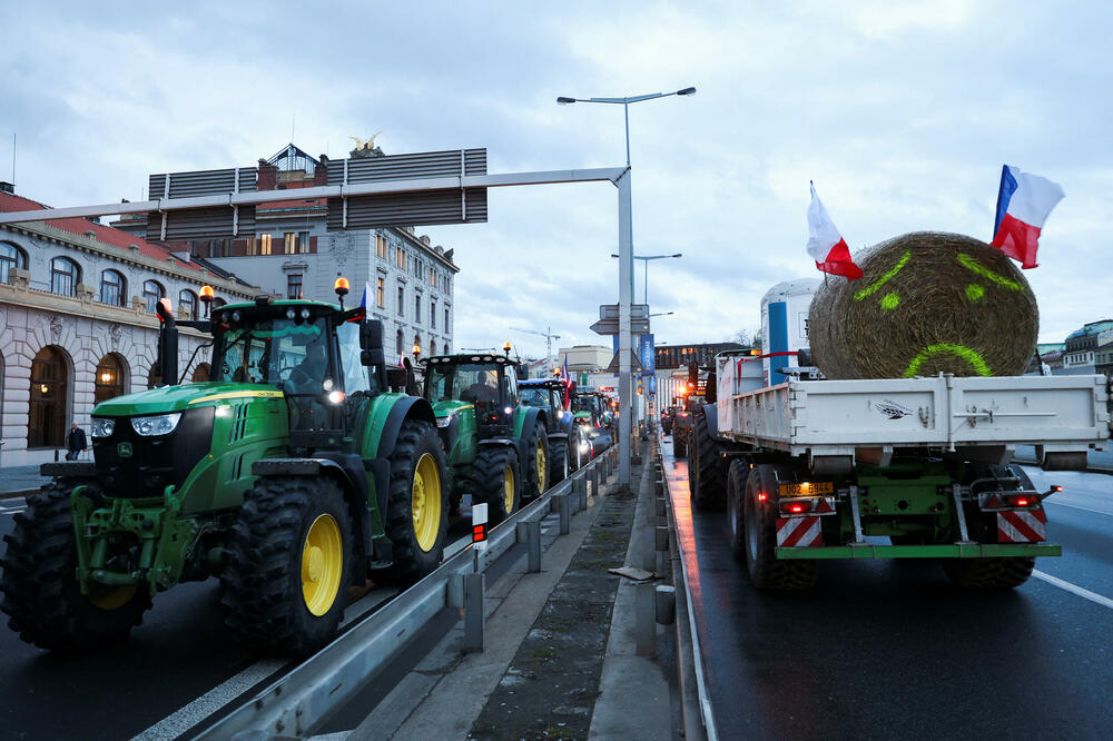 Prag: Poljoprivrednici sporom vožnjom blokiraju grad, Foto: REUTERS