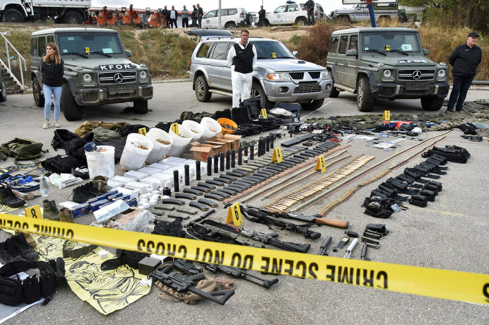 Kosovska policija u septembru pokazala zaplijenjeno oružje i vojnu opremu u Banjskoj, Foto: Reuters