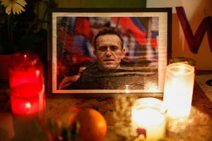 Ruski nedjeljnik odaje počast Navaljnom, njegova slika na...