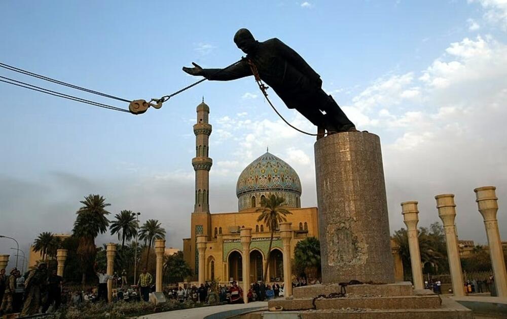 Obaranje Sadamove statue u Bagdadu u aprilu 2003.