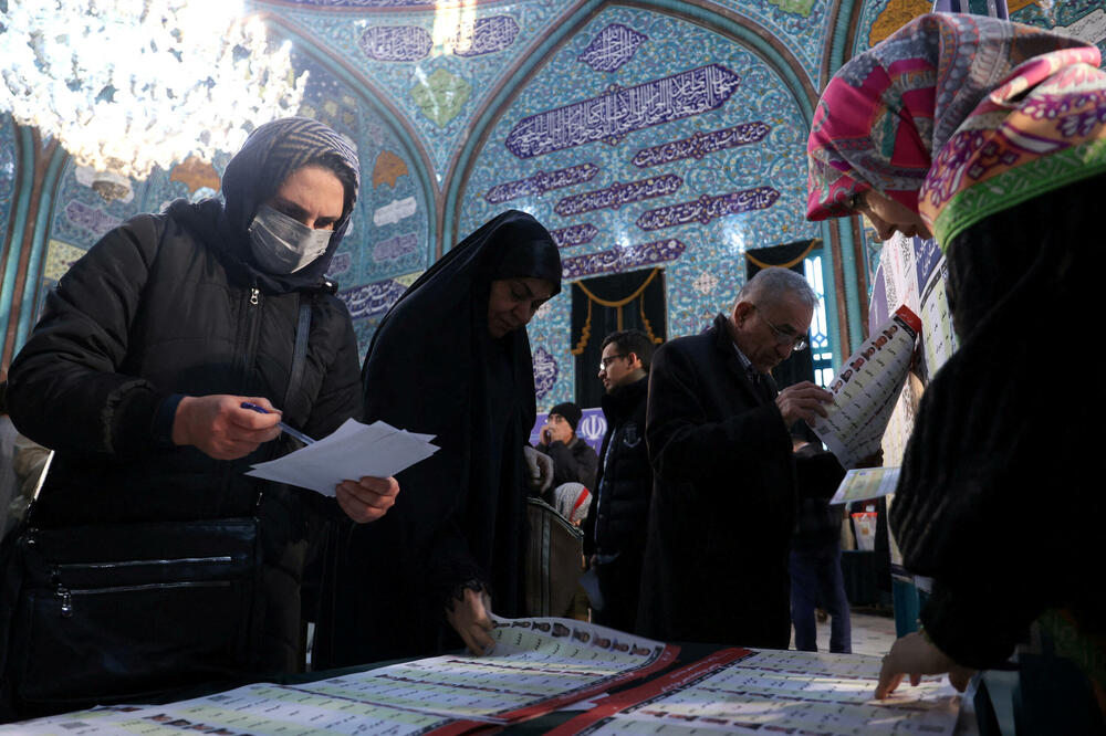 Irankinje i Iranci dok su glasali na tokom parlamentarnih izbora na biračkom mjestu u Teheranu, Foto: Reuters