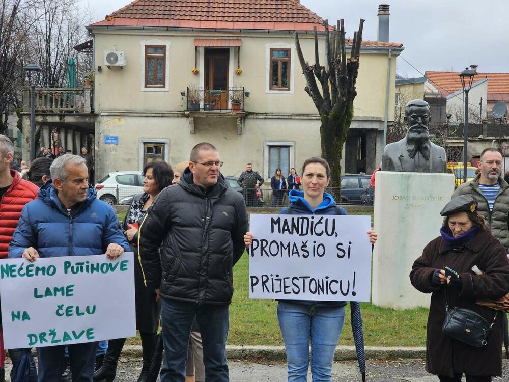 <p>Okupljeni nose transparente sa natpisima "Mandiću, promašio si Prijestonicu", "Nećemo Putinove lame na čelu države", "Crna Gora je za EU", Pod Lovćenom, a ne pod koljenicom", "Dalaj lama iz Kristala"</p>