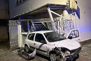 Podgorica: Udario u ogradu vrtića, pa vozilom "uletio" u frizerski...