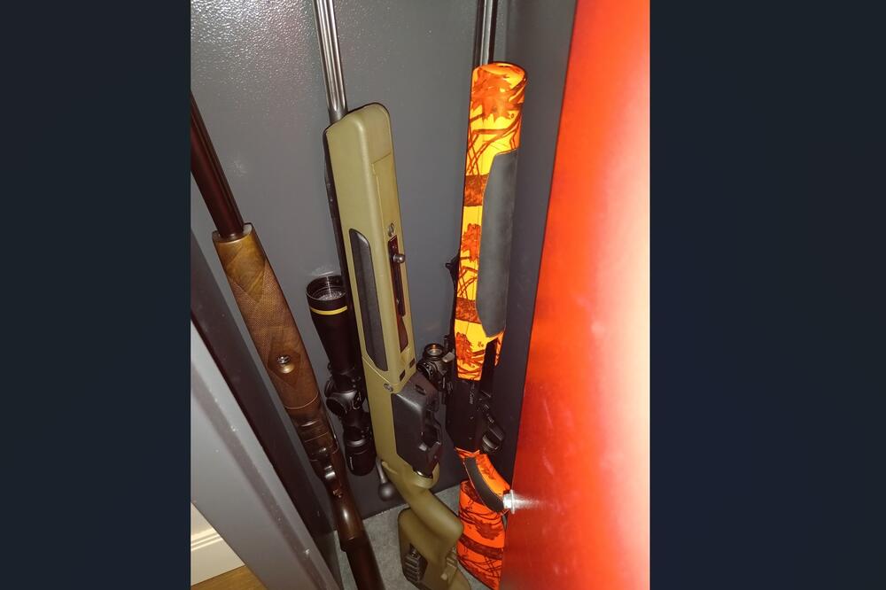 Oružje pronađeno pretresom, Foto: Vijesti