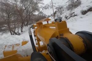 VIDEO Čišćenje najopasnijeg puta u Kirgistanu: Kroz planinske...