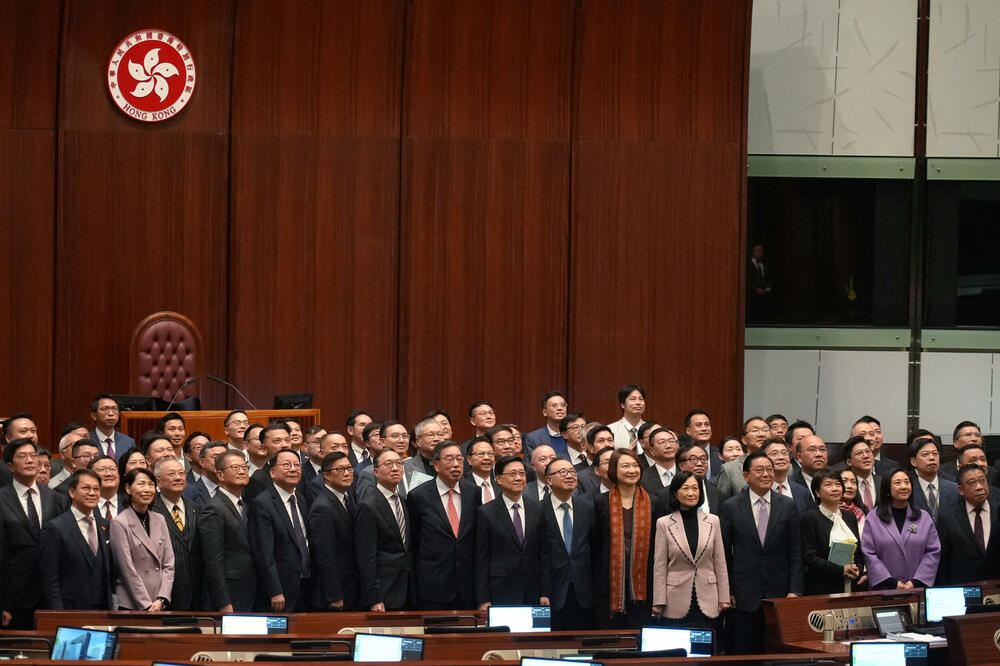 Izvršni direktor Hong Konga, Džon Li, vladini zvaničnici i poslanici nakon što je Zakon o zaštiti nacionalne bezbjednosti, koji se takođe pominje kao član 23 osnovnog zakona, usvojen u Zakonodavnom vijeću Hong Konga, Foto: Reuters