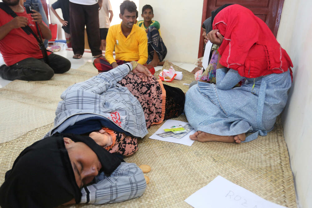 Rohindža izbjeglice odmaraju nakon što su indonežanski ribari spasili desetine njih nakon što su im velike plime prevrnule čamac, Foto: Reuters