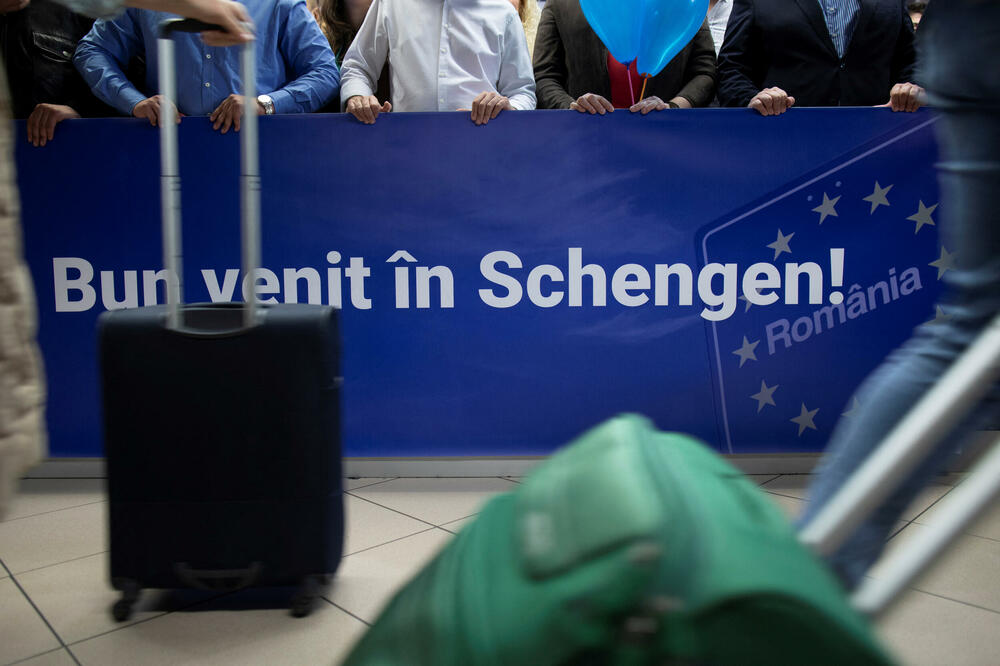 Baner "Dobrodošli u Šengen" na aerodromu u blizini Bukurešta, Foto: Reuters