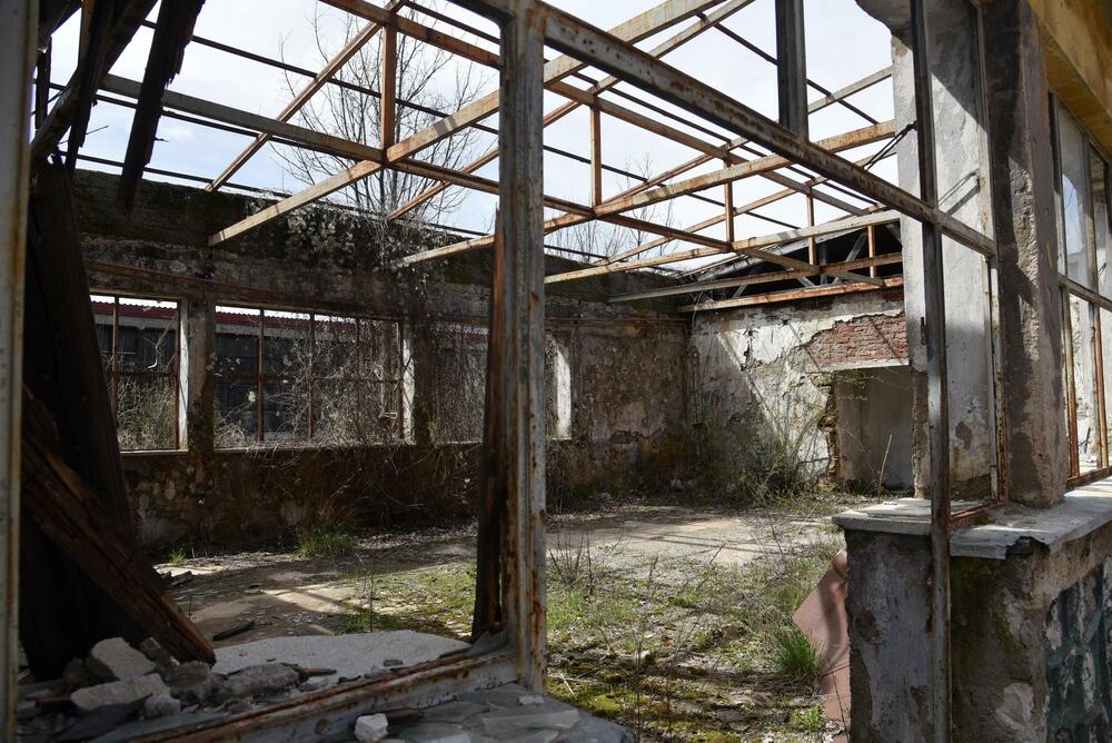 <p>Nekadašnja cetinjska fabrika zapošljavala i do 1.600 ljudi, neki od njih danas kažu da ih hvata tuga zbog ruiniranih prostorija i izgubljenih radnih mjesta...</p>