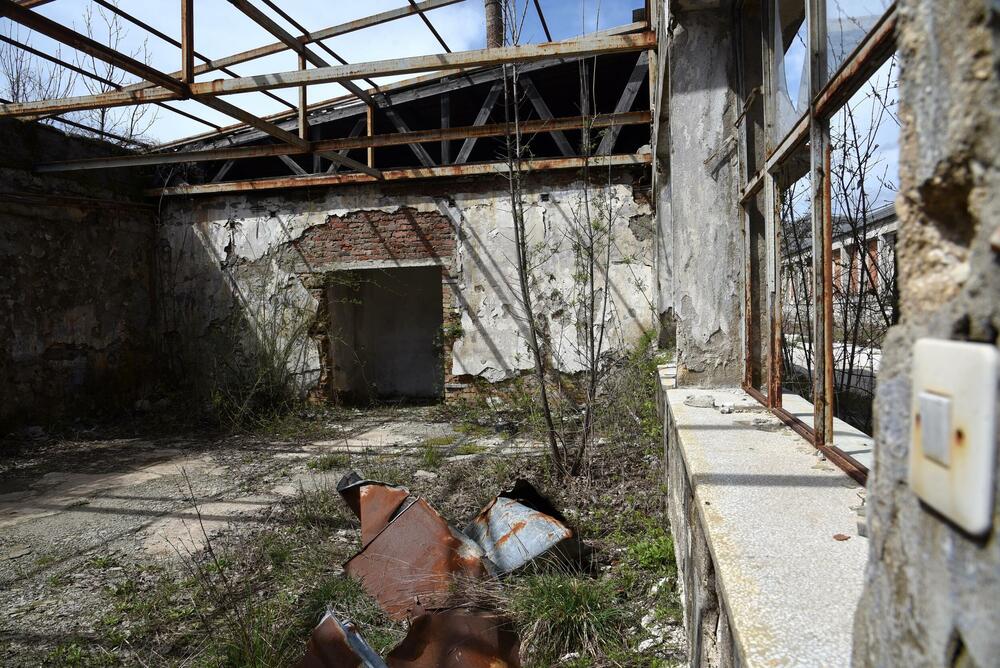 <p>Nekadašnja cetinjska fabrika zapošljavala i do 1.600 ljudi, neki od njih danas kažu da ih hvata tuga zbog ruiniranih prostorija i izgubljenih radnih mjesta...</p>