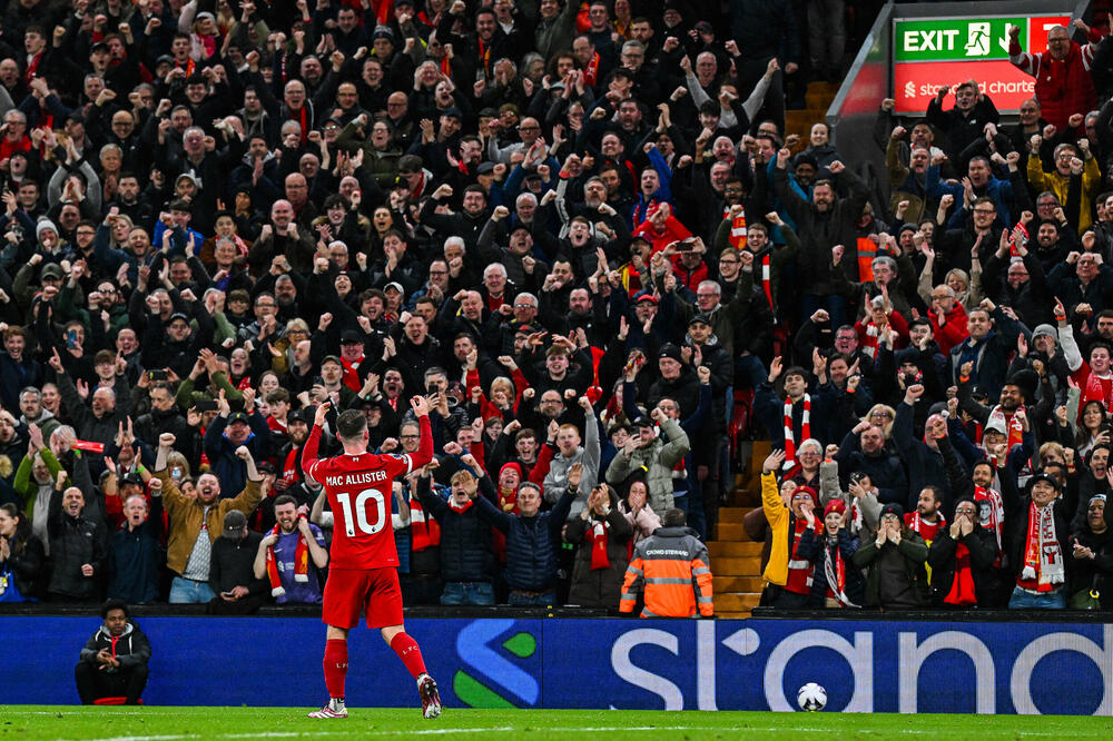Mekalister slavi ispod čuvenog Kopa, Foto: Liverpool FC (X)