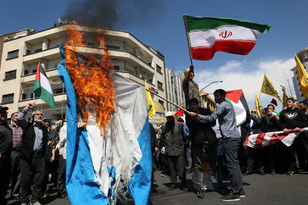 Iranci pale izraelsku zastavu uoči sahrane pripadnika Revolucionarne garde stradalih u Damasku, Foto: Rojters