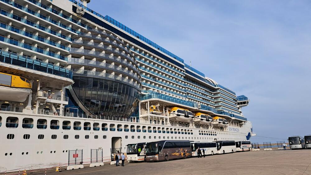 <p>"Sun Princess" ima 2150 kabina za goste i oko 1600 članova posade a prvi put je zaplovio morem ove godine</p>