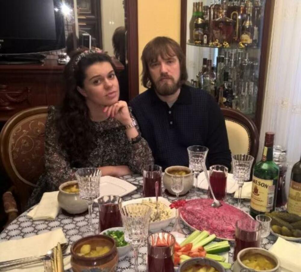 Artjem Us i Marija Jagodina na fotografiji sa privatnog VK profila oca Jagodine.  Jagodina je identifikovana kao Usova supruga.
