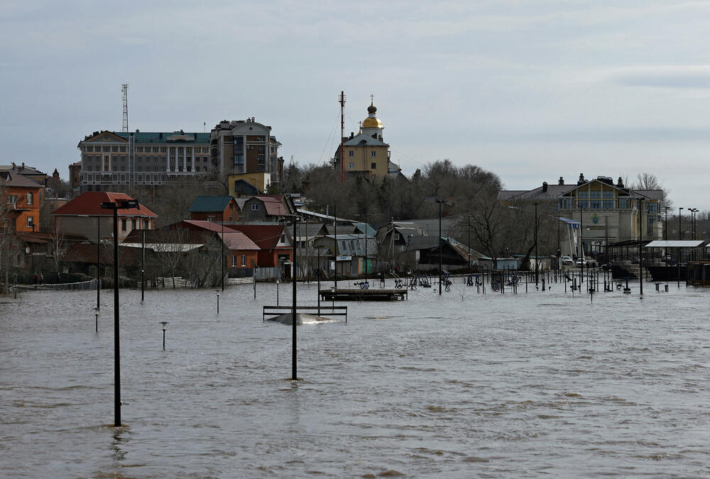 <p>Potop otopljene vode primorao je preko 120.000 ljudi da napuste svoje domove</p>