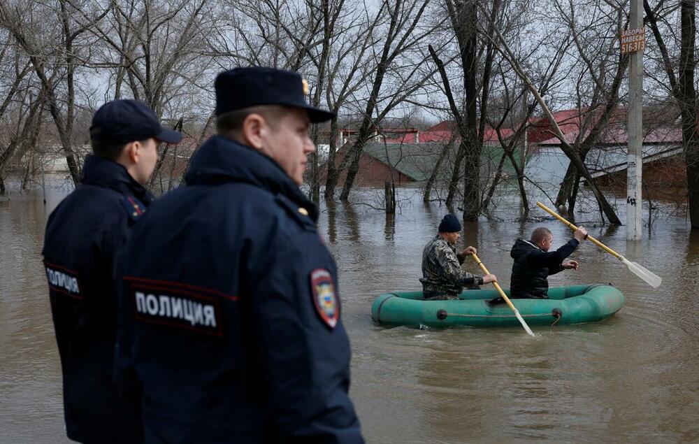 <p>Potop otopljene vode primorao je preko 120.000 ljudi da napuste svoje domove</p>