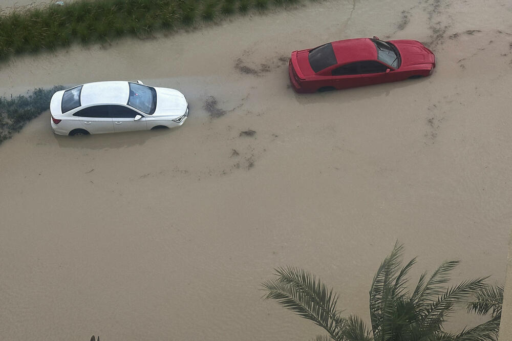 U Omanu 18 poginulih u poplavama nakon kiša, ulice Dubaija pod...