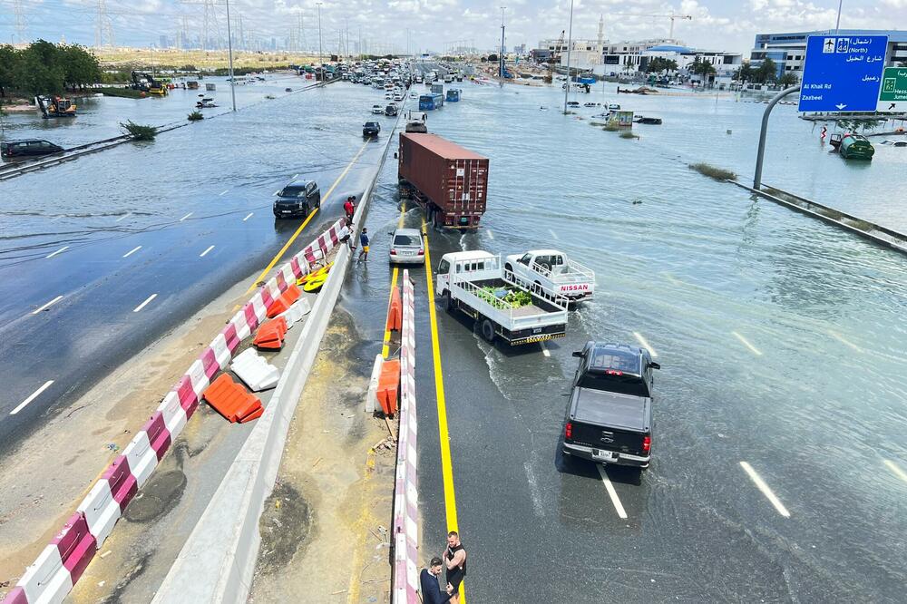Automobili zaglavljeni na poplavljenom putu, nakon kiše koja je pogodila Dubai, Foto: Reuters