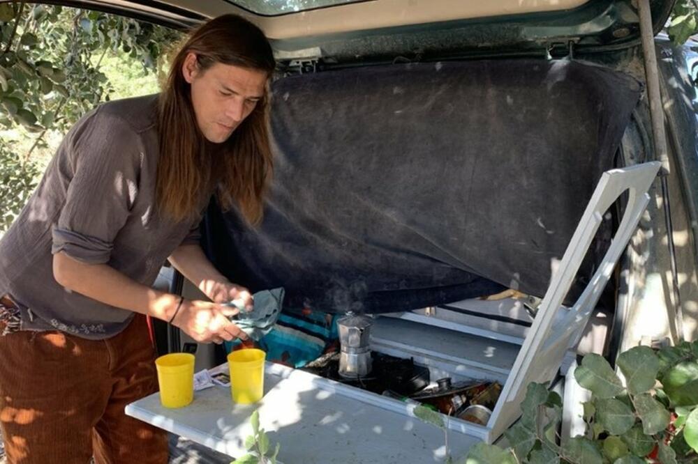 Kuvar Sesar Nebrera je prinuđen da živi u kolima, Foto: BBC