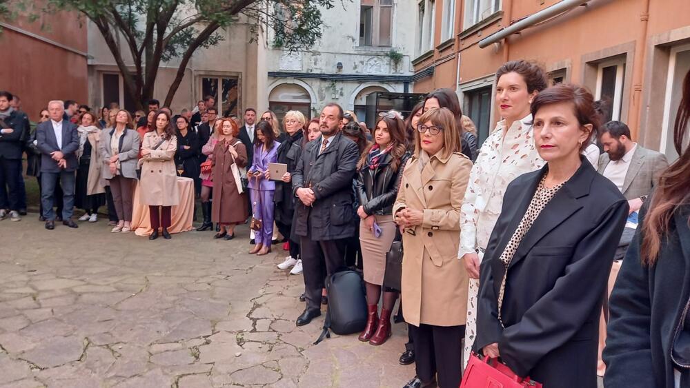 <p>Crnogorski paviljon svečano je otvoren danas u Veneciji, a izložba koju je kreirala mlada umjetnica Darja Bajagić u saradnji sa kustoskinjom Anom Simonom Zelenović privukla je brojnu publiku.</p>