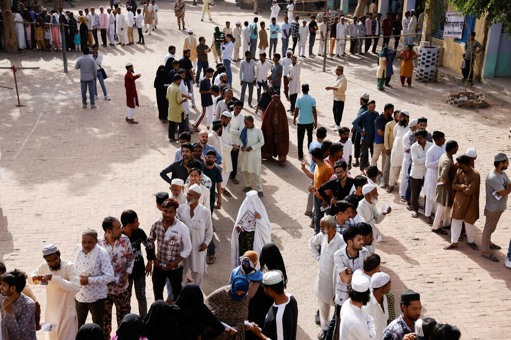 Glasači tokom prve faze opštih izbora u Indiji, Foto: Reuters