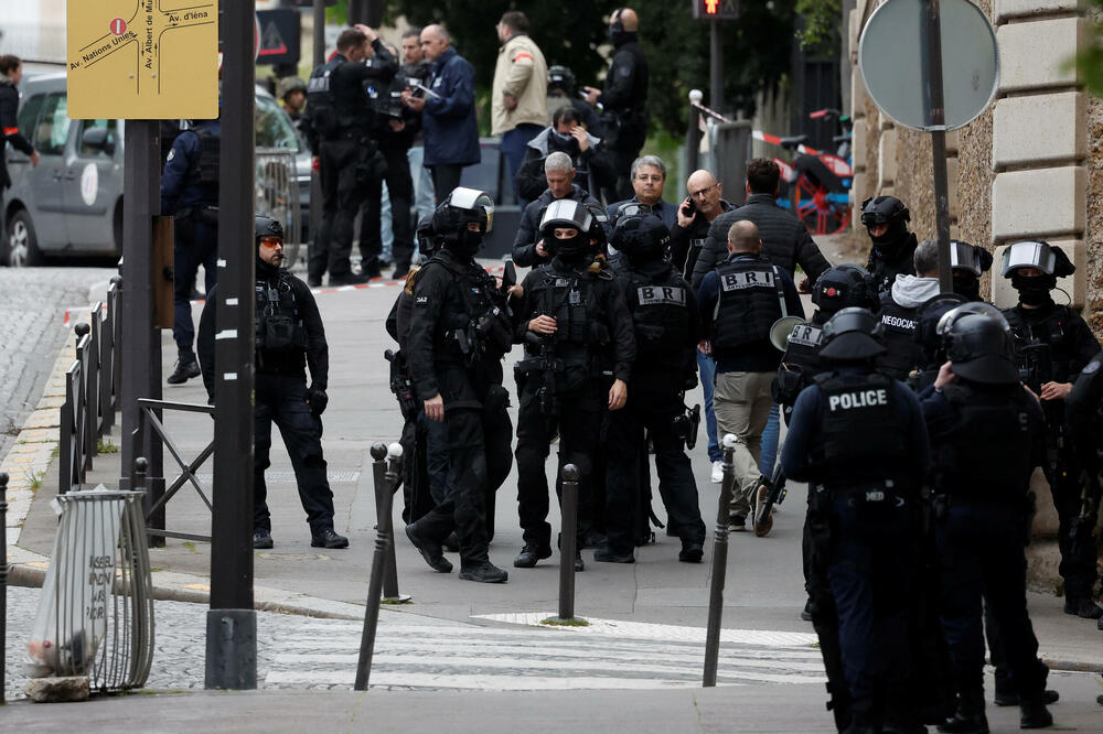 Francuska policija i pripadnici francuskih specijalnih policijskih snaga Istraživačko-interventne brigade (BRI) obezbjeđuju područje u blizini iranskog konzulata, Foto: Reuters