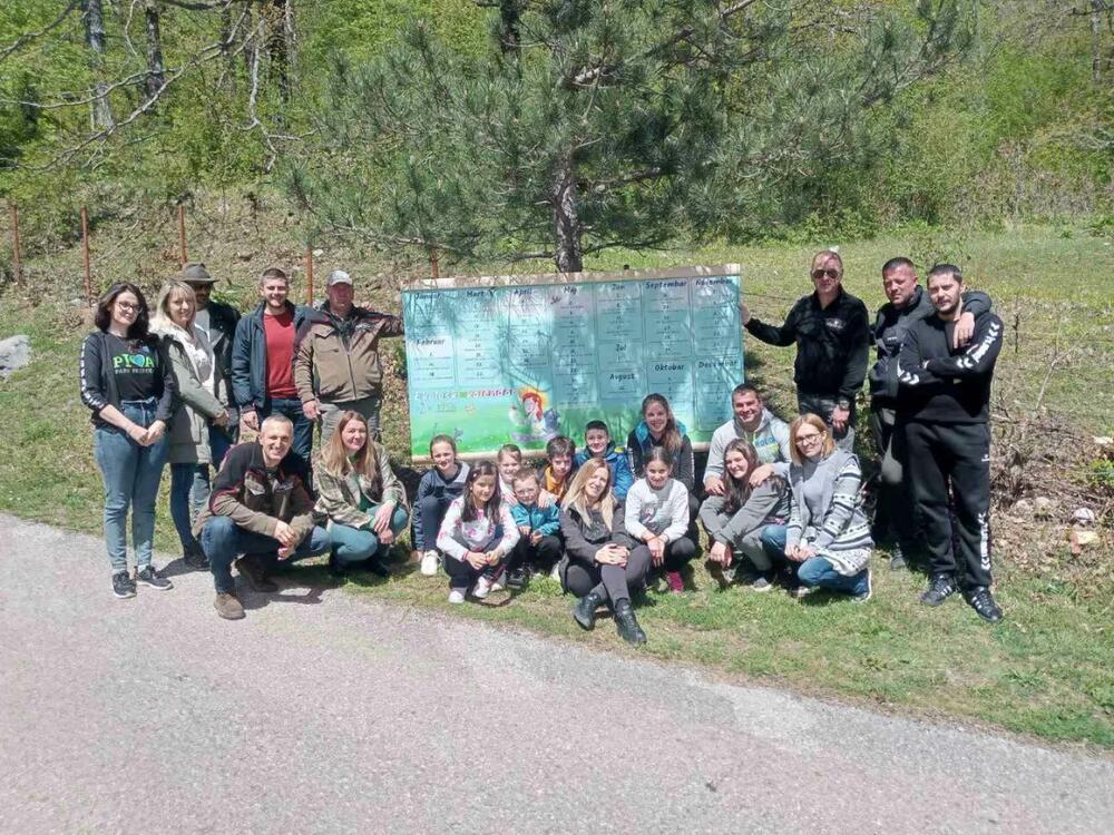 <p>Školama u Stabnima i Orahu poklonili su veliki zidni ekološki kalendar</p>