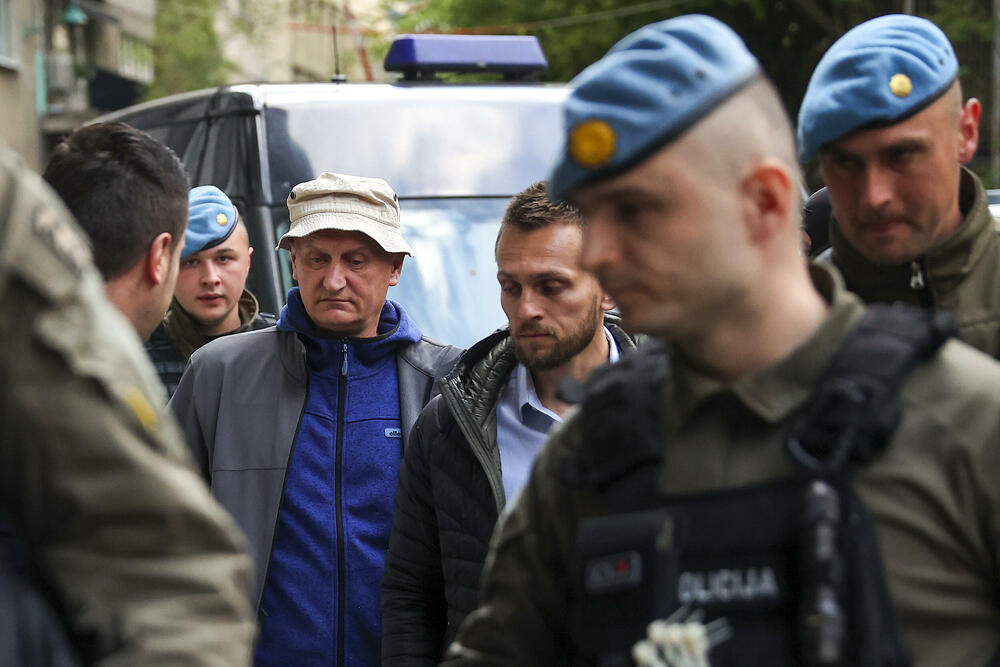 Pripadnici specijalne jedinice u Sarajevu sprovode Vahida Munjića, šefa Federalne policije