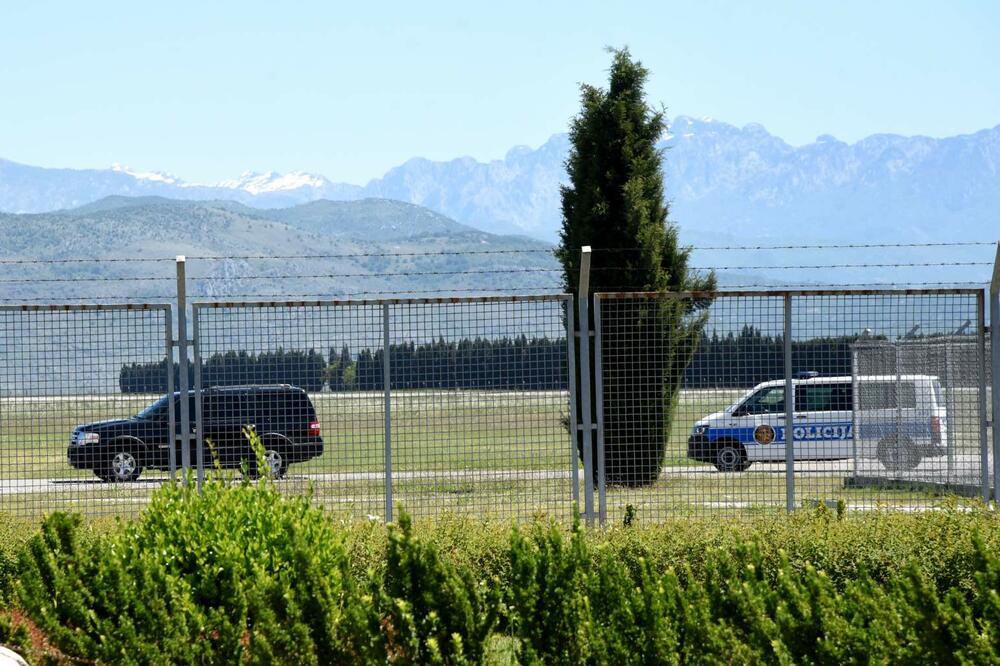 Policija čeka Kneževića na podgoričkom aerodromu, Foto: Luka Zeković