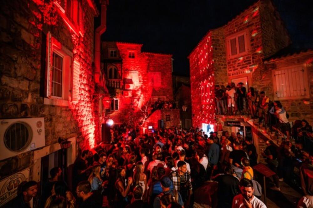 Tradicionalni Abrum oživio karnevalski duh Budve