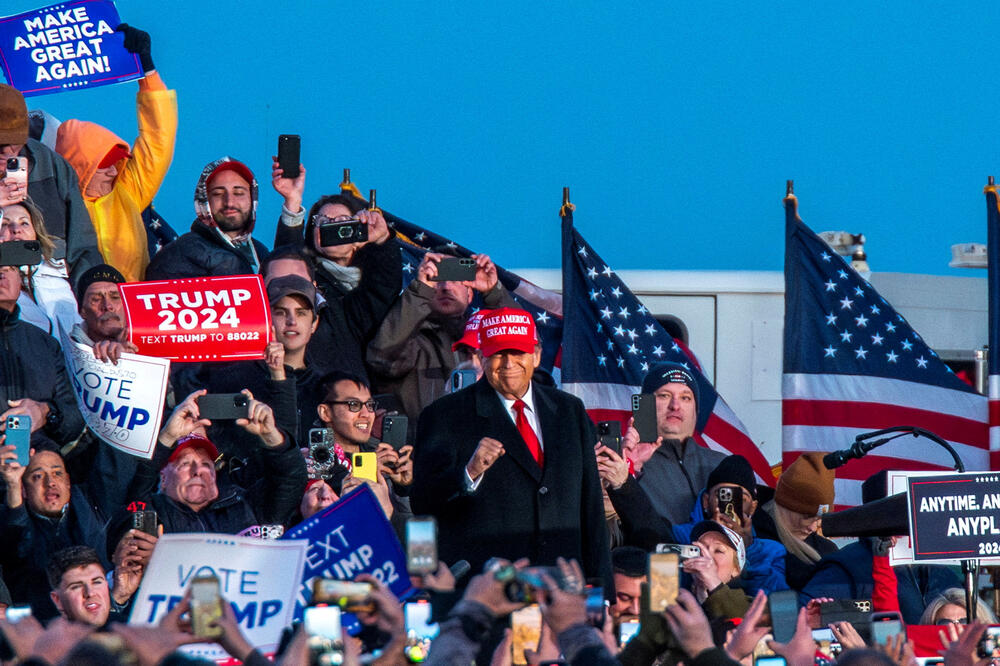 Tramp pozdravlja pristalice na skupu u Pensilvaniji