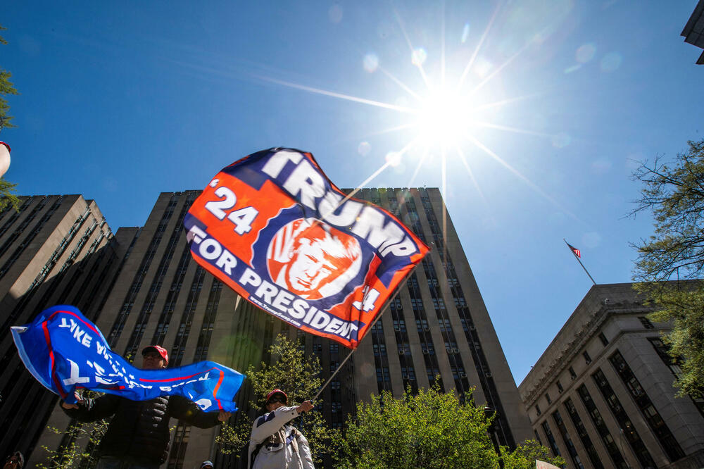 Trampove pristalice ispred sudnice u Njujorku