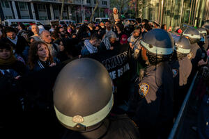 SAD: Policija istjerala studente - propaletinske demonstrante sa...