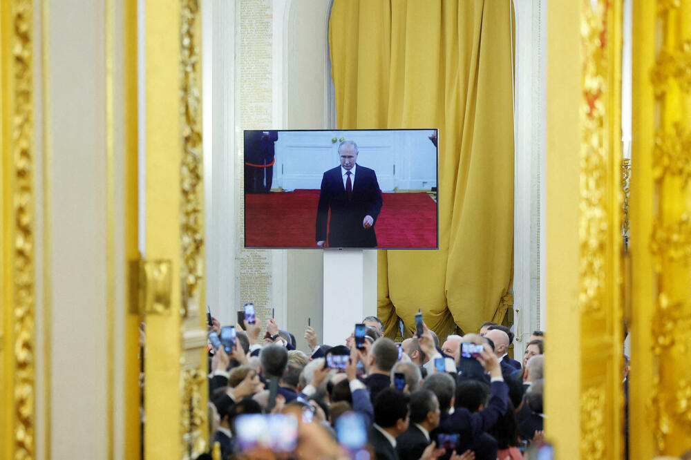 Putin na ekranu tokom ceremonije polaganja zakletve, Foto: Rojters