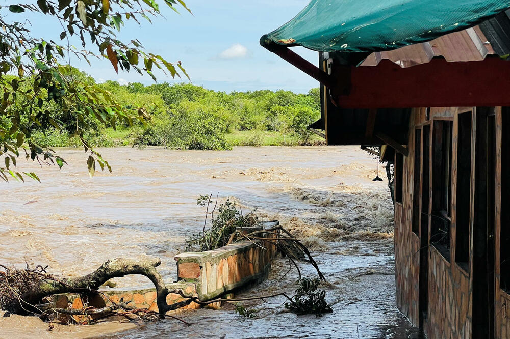 Nabujala rijeka nakon obilnih padavina u Keniji (1. maj 2024.), Foto: Reuters
