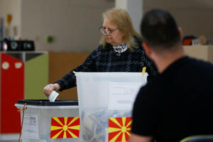 Zašto je makedonsko društvo skrenulo udesno