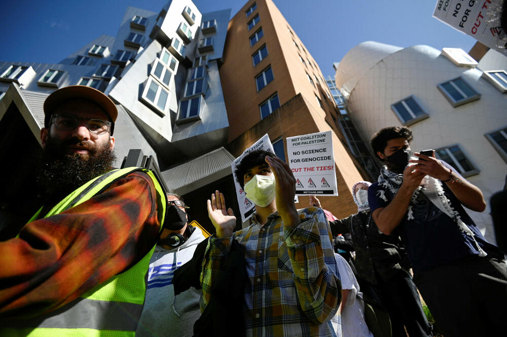 Sa protesta ispred MIT-ija, Foto: Reuters
