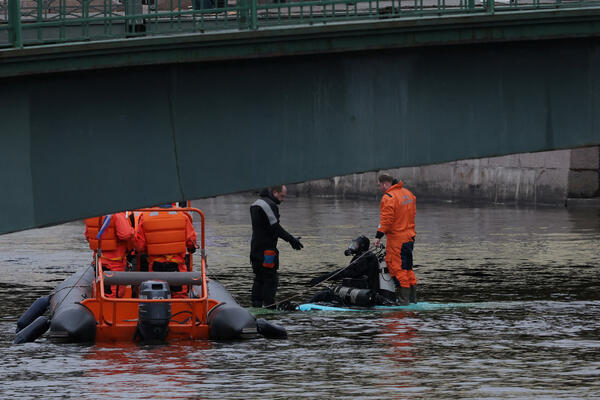 Sedam ljudi poginulo pošto je autobus pao u rijeku u Sankt...