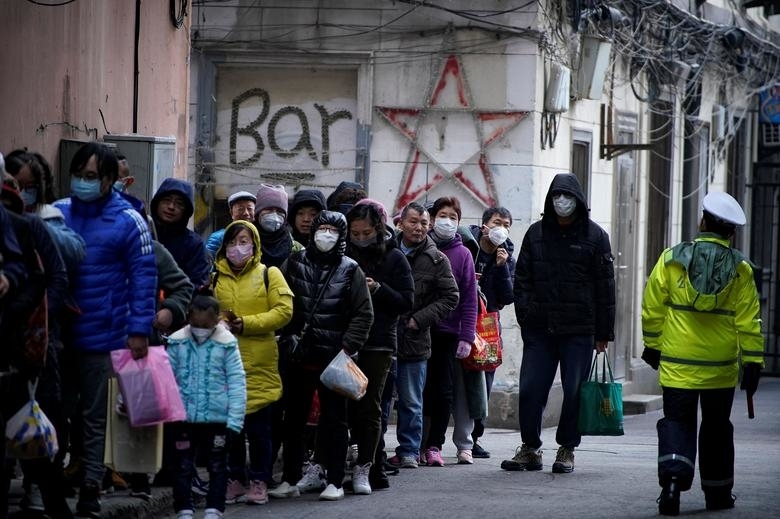 Građani Šangaja čekaju u redu da kupe maske