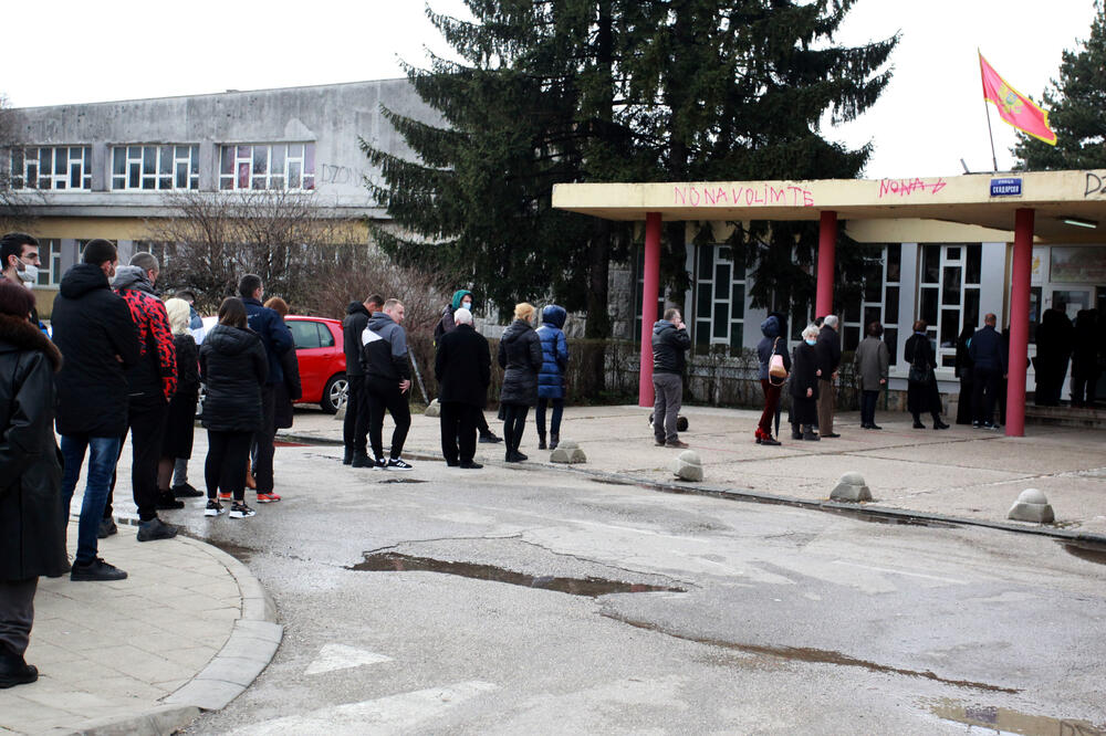 Ispred jednog od biračkih mjesta 14. marta, Foto: Luka Zeković