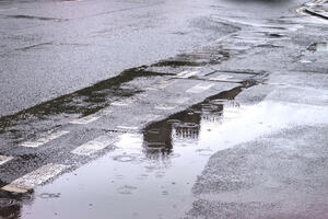 AMSCG: Oprez zbog mokrih puteva