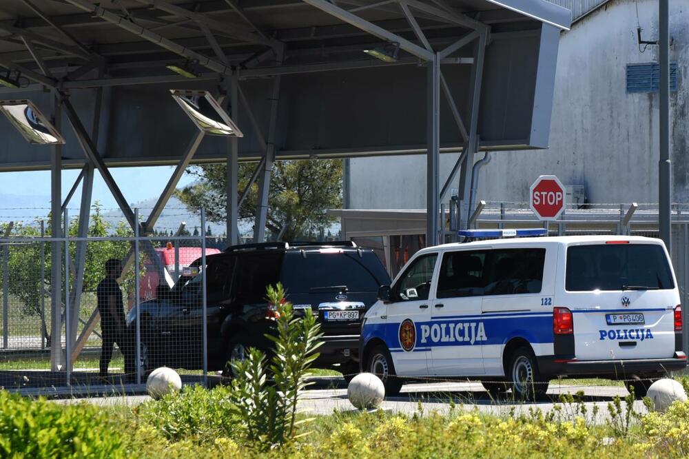 Policija čeka Kneževića na pogoričkom aerodromu, Foto: Luka Zeković