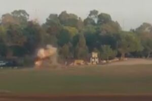 Uznemirujući video: Trenutak kada raketa pogađa izraelski vojni...