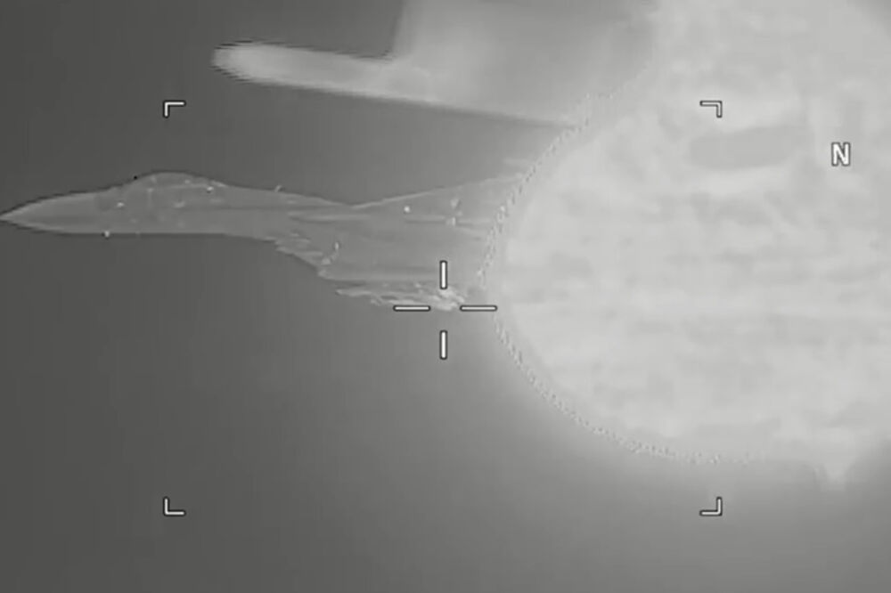 Ruski avion presrijeće američki, Foto: Screenshot (YouTube)