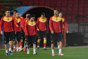 Osjetili djelić atmosfere: Crnogorski fudbaleri trenirali u...