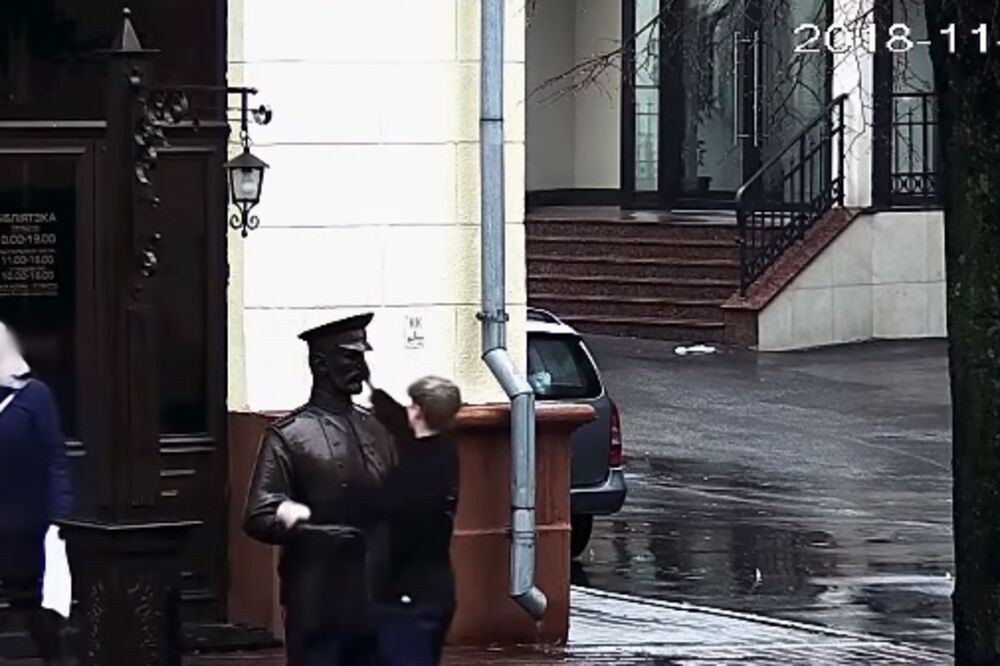 Dječak udara statuu, Foto: Screenshot (YouTube)